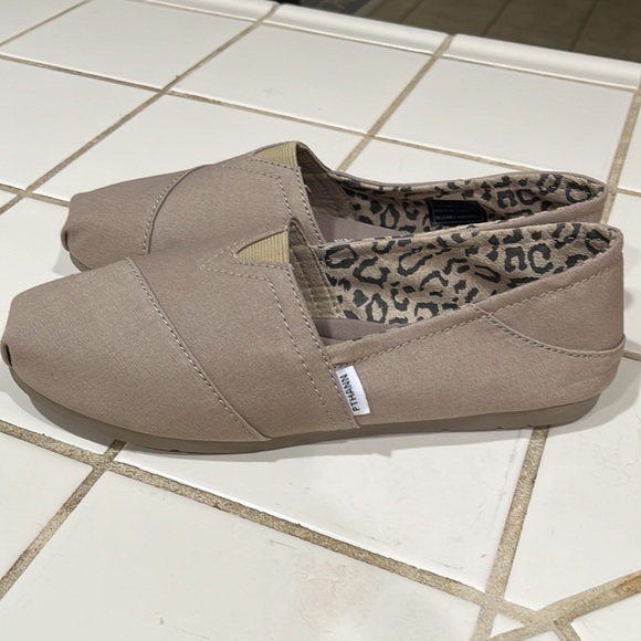 Pthann Canvas Slip-On Shoes w/Memory Foam & Arch Support - Tan - Size 8 1/2 - Picture 2 of 5
